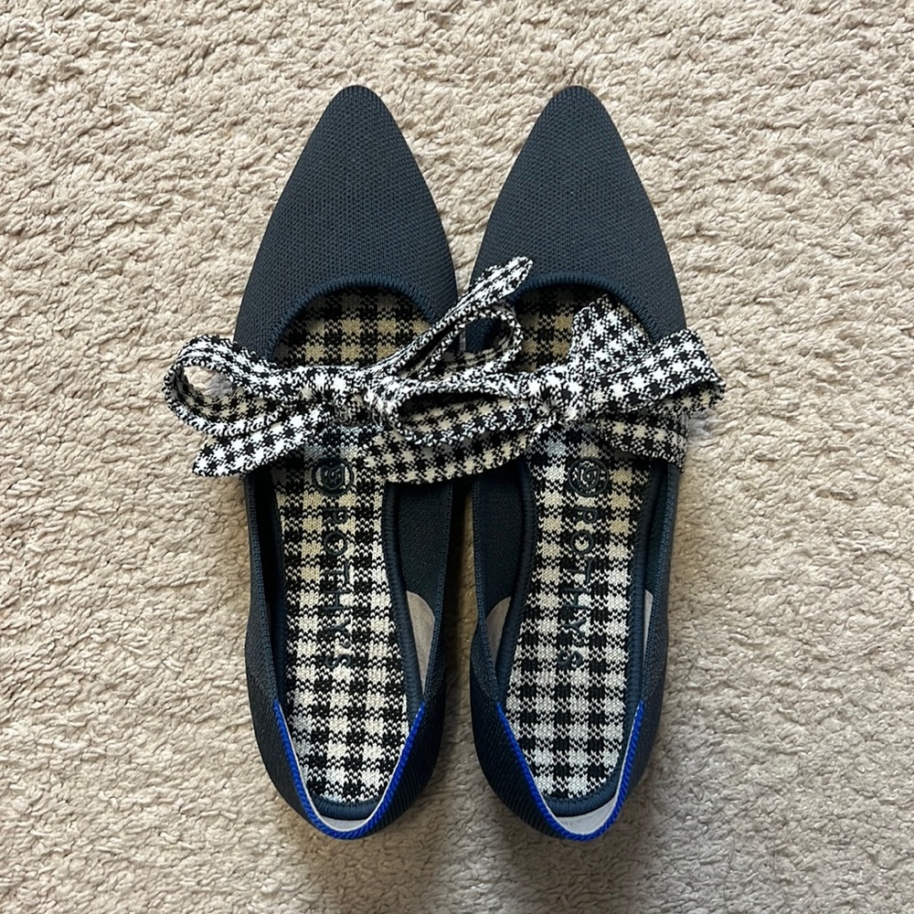 Rothys points with a bow